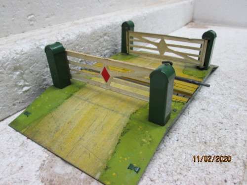 O SCALE : HORNBY LEVEL CROSSING - LOT 339z