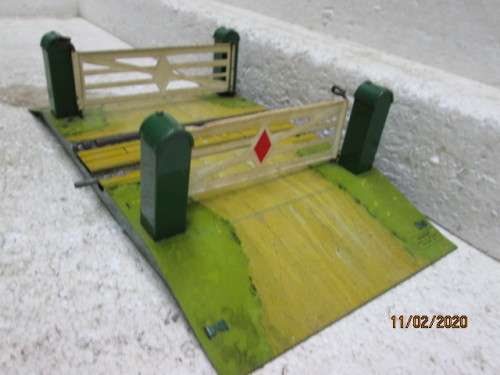 O SCALE : HORNBY LEVEL CROSSING - LOT 339z