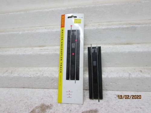 OO SCALE : HORNBY RAILER / UNCOUPLER TRACK  (BOXED) - LOT 373z