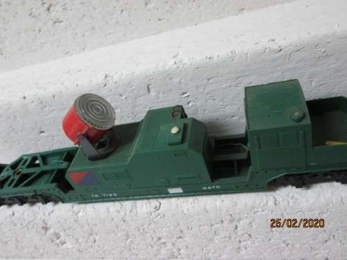 OO SCALE : TRI-ANG ARMY SET (EXTRA HEAVY LOW WELL WAGON WITH SEARCHLIGHT) - LOT 402z