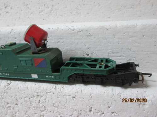 OO SCALE : TRI-ANG ARMY SET (EXTRA HEAVY LOW WELL WAGON WITH SEARCHLIGHT) - LOT 402z