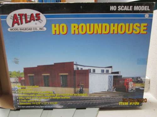 HO SCALE : ATLAS ROUNDHOUSE 3-BAY ENGINE SHED KIT (BOXED) - LOT 584z