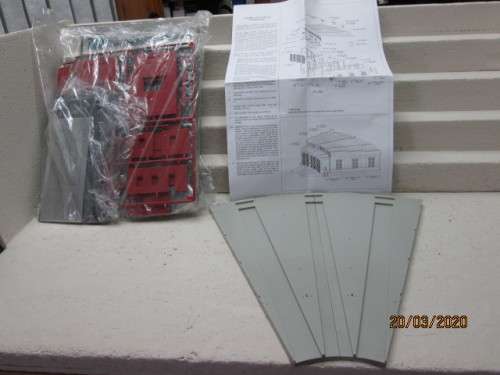 HO SCALE : ATLAS ROUNDHOUSE 3-BAY ENGINE SHED KIT (BOXED) - LOT 584z