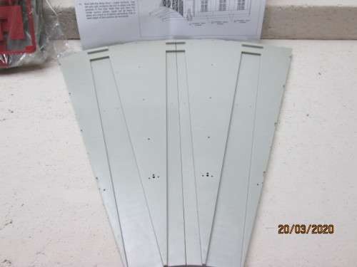 HO SCALE : ATLAS ROUNDHOUSE 3-BAY ENGINE SHED KIT (BOXED) - LOT 584z