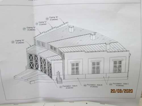 HO SCALE : ATLAS ROUNDHOUSE 3-BAY ENGINE SHED KIT (BOXED) - LOT 584z