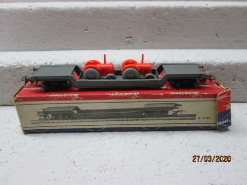HO SCALE : RIVAROSSI LOW WELL WAGON WITH TRACTOR LOAD (BOXED) - LOT 635z