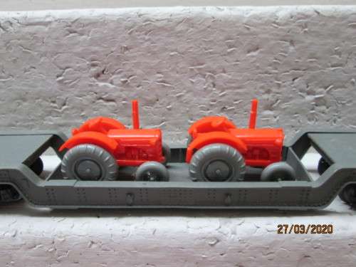 HO SCALE : RIVAROSSI LOW WELL WAGON WITH TRACTOR LOAD (BOXED) - LOT 635z