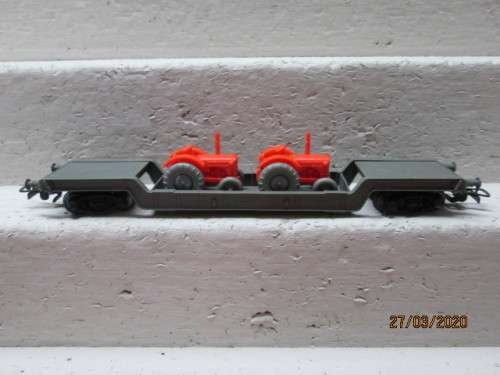 HO SCALE : RIVAROSSI LOW WELL WAGON WITH TRACTOR LOAD (BOXED) - LOT 635z