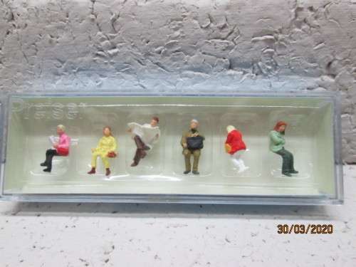 HO SCALE : PREISER FIGURINES : x6 SEATED RAILWAY TRAVELLERS (BOXED) - LOT 731z