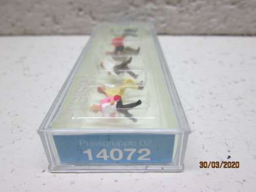 HO SCALE : PREISER FIGURINES : x6 SEATED RAILWAY TRAVELLERS (BOXED) - LOT 731z