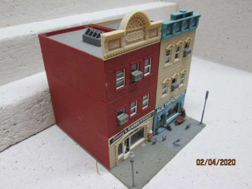 HO SCALE : MODELPOWER - ACE HARDWARE & BARBERSHOP (BOXED) - LOT 36AA