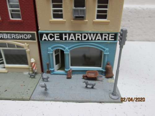 HO SCALE : MODELPOWER - ACE HARDWARE & BARBERSHOP (BOXED) - LOT 36AA