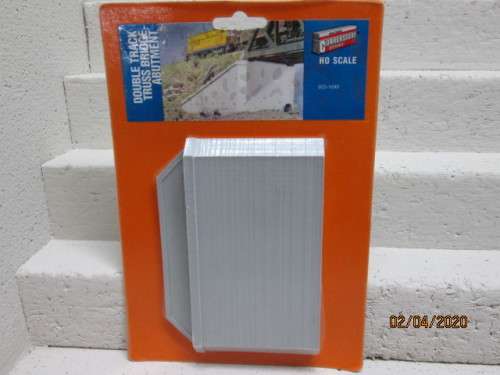 HO SCALE : WALTHERS DOUBLE TRACK TRUSS BRIDGE ABUTMENT - LOT 56AA