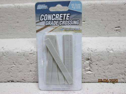 HO SCALE : BLMA MODELS - CONCRETE GRADE CROSSING / 2 LANE ROAD - LOT 58AA