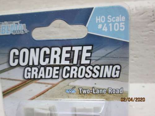 HO SCALE : BLMA MODELS - CONCRETE GRADE CROSSING / 2 LANE ROAD - LOT 58AA