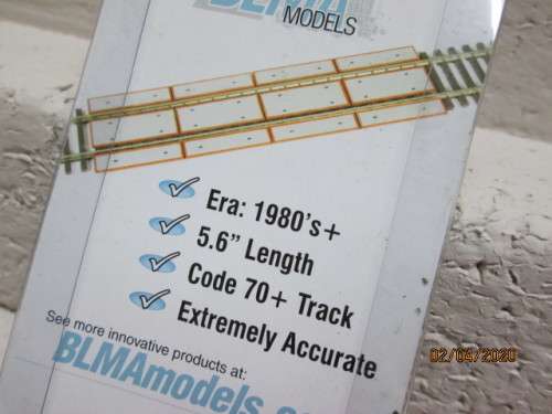 HO SCALE : BLMA MODELS - CONCRETE GRADE CROSSING / 2 LANE ROAD - LOT 58AA