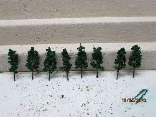 HO or N  SCALE : SMALL TREES x8 - LOT 210AA