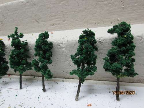 HO or N  SCALE : SMALL TREES x8 - LOT 210AA