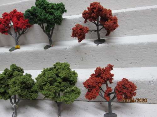 HO SCALE : VARIOUS TREES x8 - LOT 211AA