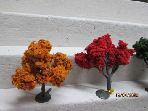 HO SCALE : VARIOUS TREES x8 - LOT 211AA