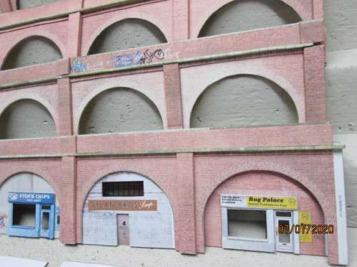 OO/HO SCALE : BACKDROP 3D BUILDING x4 PIECES WITH 16 SHOP FRONTS - LOT 318BB