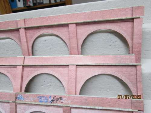 OO/HO SCALE : BACKDROP 3D BUILDING x4 PIECES WITH 16 SHOP FRONTS - LOT 318BB