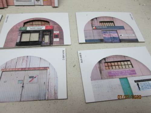 OO/HO SCALE : BACKDROP 3D BUILDING x4 PIECES WITH 16 SHOP FRONTS - LOT 318BB