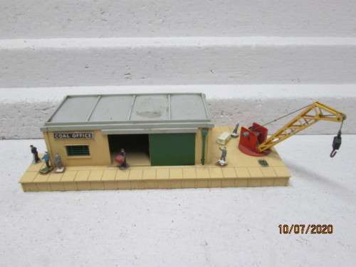 OO SCALE : HORNBY DUBLO STATION PLATFORM WITH LOADING CRANE FITTED - LOT 384BB