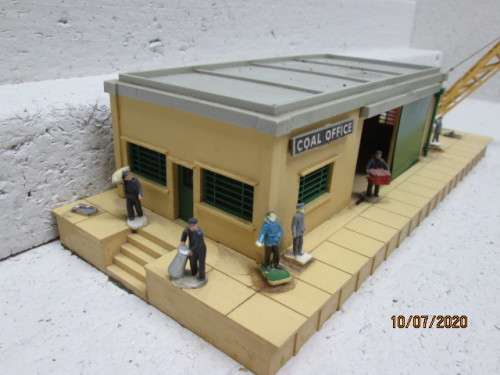 OO SCALE : HORNBY DUBLO STATION PLATFORM WITH LOADING CRANE FITTED - LOT 384BB
