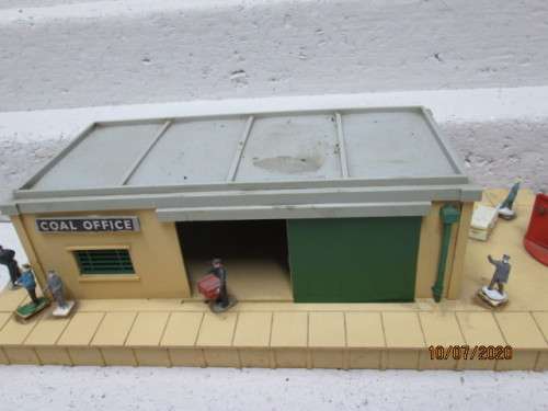 OO SCALE : HORNBY DUBLO STATION PLATFORM WITH LOADING CRANE FITTED - LOT 384BB