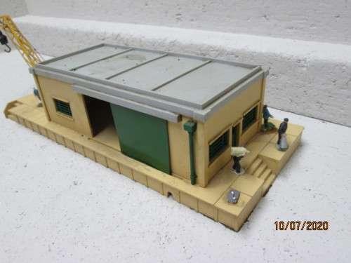 OO SCALE : HORNBY DUBLO STATION PLATFORM WITH LOADING CRANE FITTED - LOT 384BB