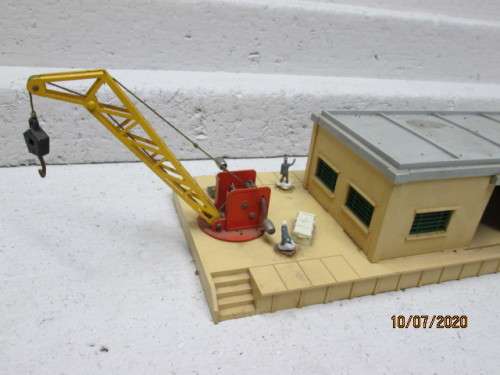 OO SCALE : HORNBY DUBLO STATION PLATFORM WITH LOADING CRANE FITTED - LOT 384BB