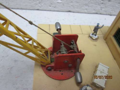 OO SCALE : HORNBY DUBLO STATION PLATFORM WITH LOADING CRANE FITTED - LOT 384BB