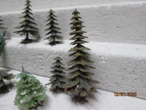 HO SCALE : ASSORTED PLASTIC TREES - LOT 406BB