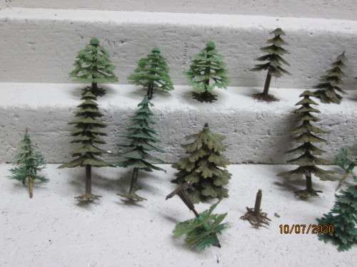 HO SCALE : ASSORTED PLASTIC TREES - LOT 406BB
