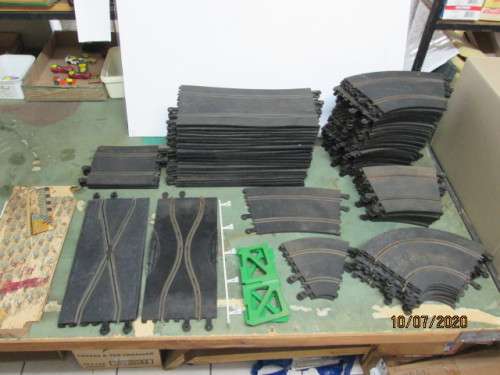1:32 SCALE - LARGE AMOUNT OF SCALEXTRIC TRACK (81 PIECES) - LOT 425BB