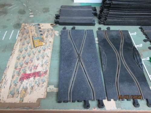 1:32 SCALE - LARGE AMOUNT OF SCALEXTRIC TRACK (81 PIECES) - LOT 425BB