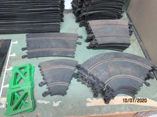 1:32 SCALE - LARGE AMOUNT OF SCALEXTRIC TRACK (81 PIECES) - LOT 425BB