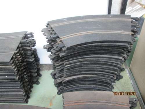 1:32 SCALE - LARGE AMOUNT OF SCALEXTRIC TRACK (81 PIECES) - LOT 425BB