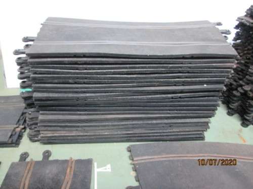 1:32 SCALE - LARGE AMOUNT OF SCALEXTRIC TRACK (81 PIECES) - LOT 425BB