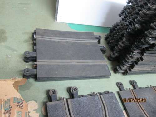 1:32 SCALE - LARGE AMOUNT OF SCALEXTRIC TRACK (81 PIECES) - LOT 425BB