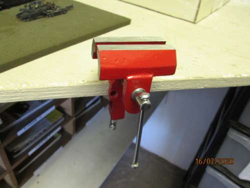 HO SCALE : MODEL WORK MINI METAL VICE - LOT 486BB