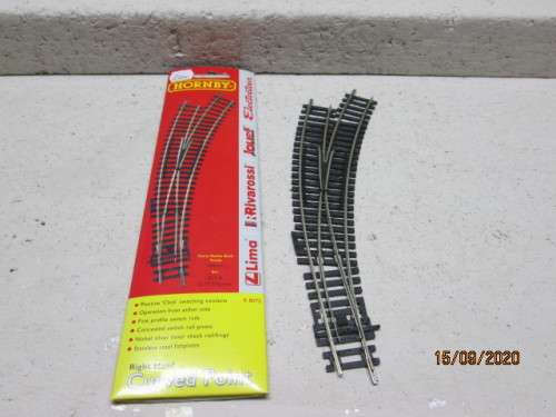 OO SCALE : HORNBY : CURVED RIGHT HAND POINT - R8075 - BOXED