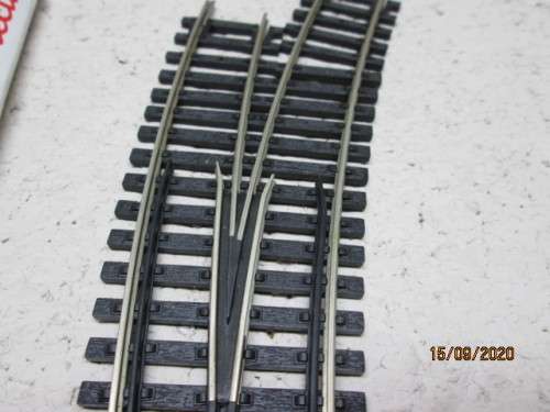 OO SCALE : HORNBY : CURVED RIGHT HAND POINT - R8075 - BOXED