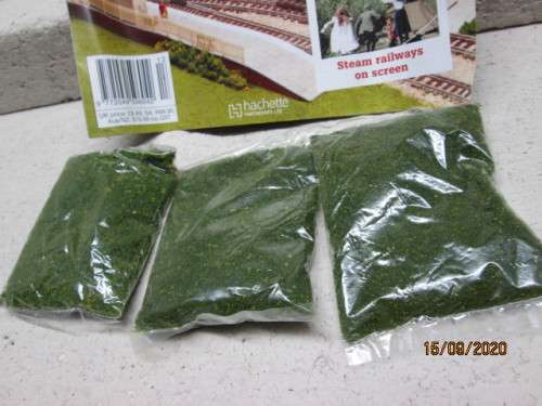 HO SCALE : GREEN SCATTER MATERIAL - X3 SMALL PACKETS + MODEL RAILWAY MAGAZINE