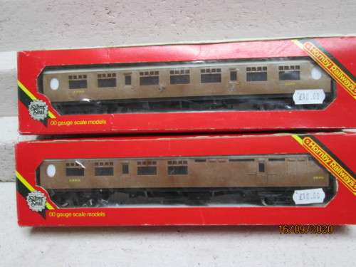 OO SCALE : HORNBY - LNER X2 COACHES - BOXED