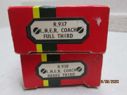 OO SCALE : HORNBY - LNER X2 COACHES - BOXED
