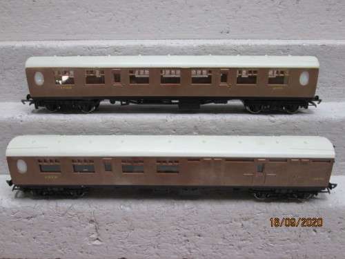 OO SCALE : HORNBY - LNER X2 COACHES - BOXED