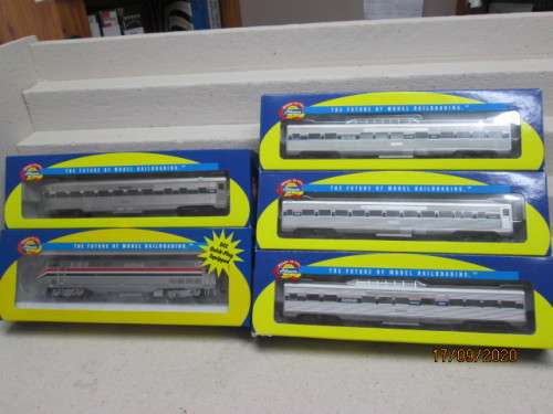 HO SCALE : ATHEARN - AMTRAK - DIESEL LOCOMOTIVE + X4 COACHES - BOXED