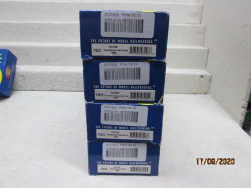 HO SCALE : ATHEARN - AMTRAK - DIESEL LOCOMOTIVE + X4 COACHES - BOXED